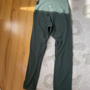 Lululemon Forest Green Cropped Capri Leggings 21” SIZE 4/6 EXCELLENT CONDITION
